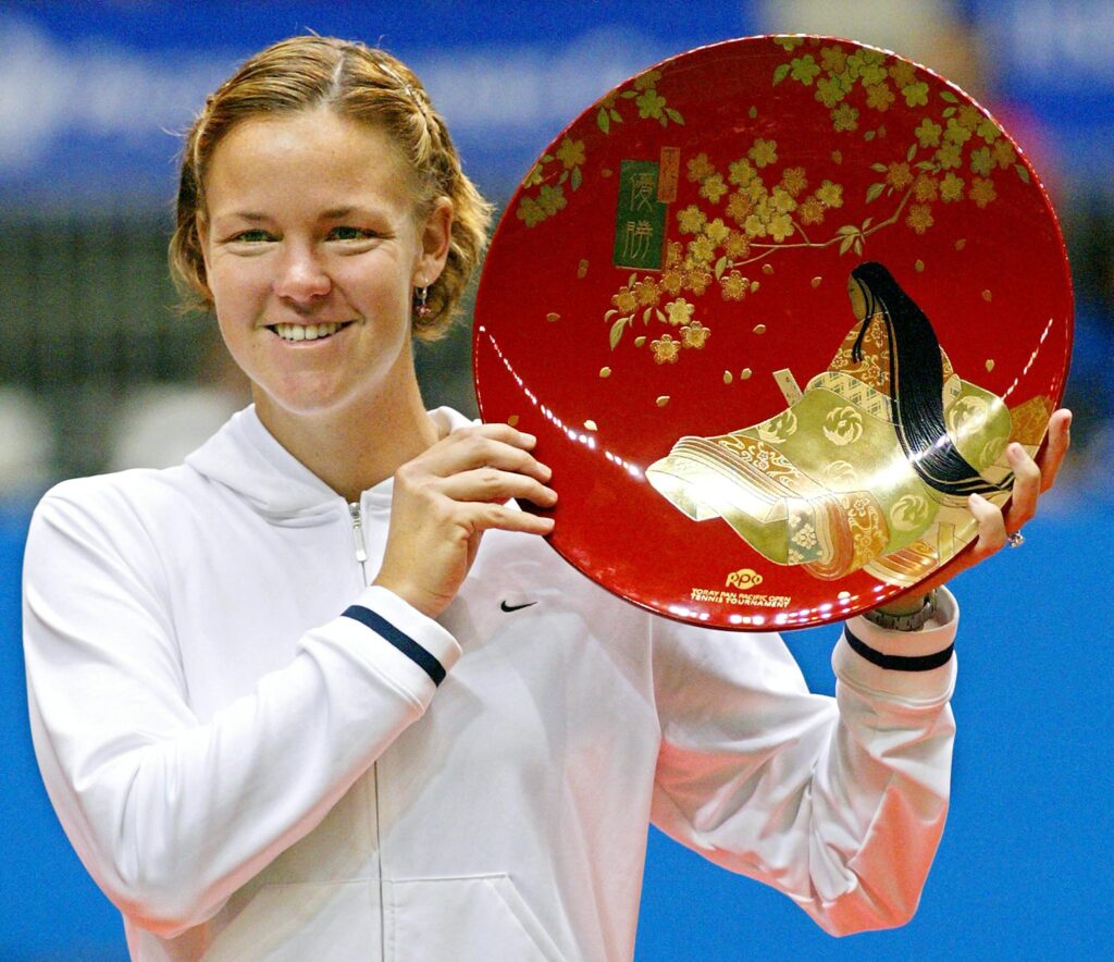 Lindsay Davenport sourit en tenant la coupe du vainqueur lors de la remise des prix après la finale contre Monica Seles au tournoi de tennis Pan Pacific à Tokyo, le 2 février 2003