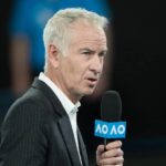 John McEnroe dit à un jeune « fan » de « va te faire foutre » lors d'une violente crise à l'aéroport