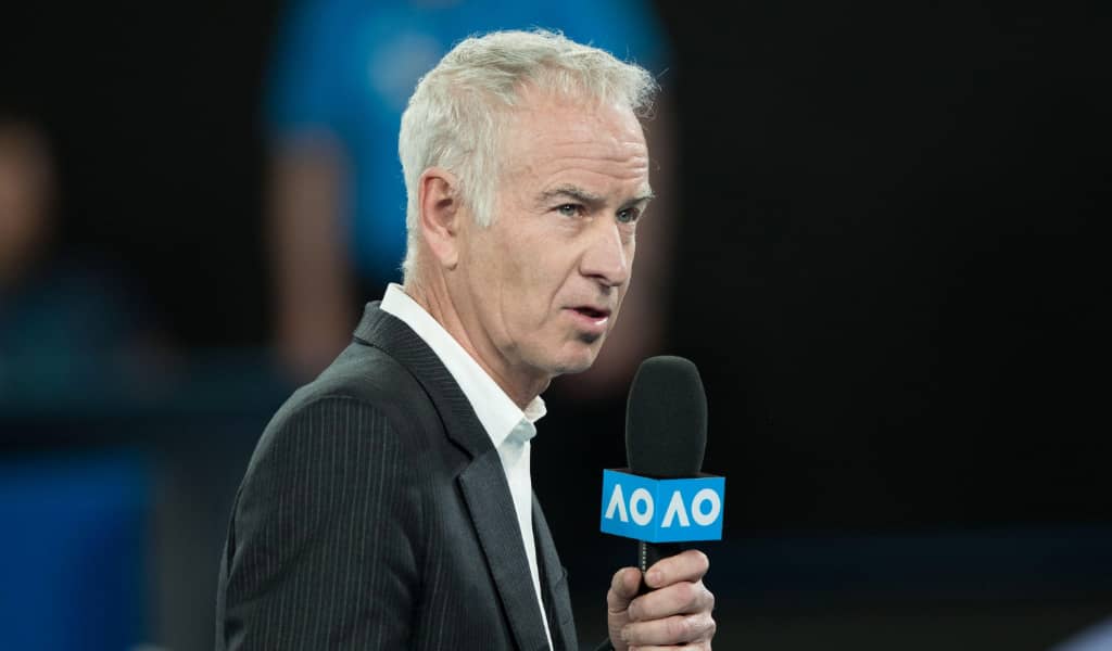 John McEnroe dit à un jeune « fan » de « va te faire foutre » lors d'une violente crise à l'aéroport