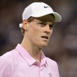 Jannik Sinner confronte un spectateur alors que l'arbitre est forcé d'intervenir