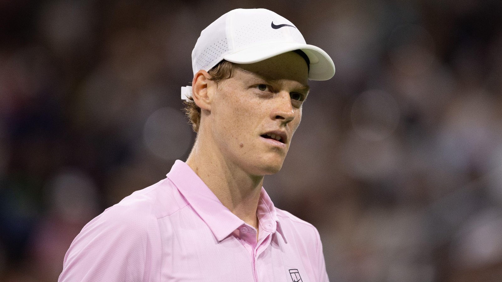 Jannik Sinner confronte un spectateur alors que l'arbitre est forcé d'intervenir