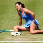 Emma Raducanu lutte contre une blessure pour préserver son rêve de titre au Queen’s Club Championships