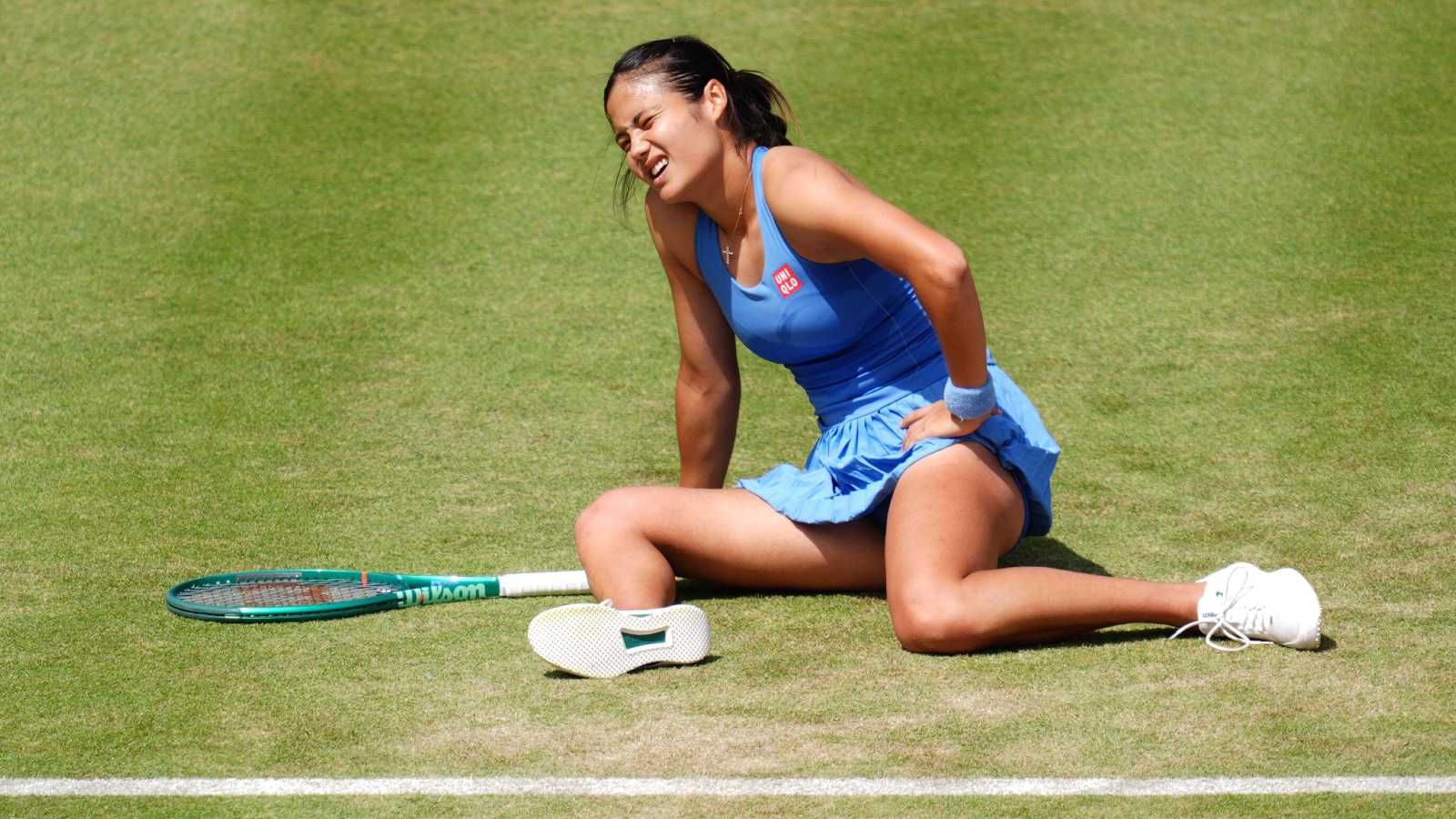 Emma Raducanu lutte contre une blessure pour préserver son rêve de titre au Queen’s Club Championships