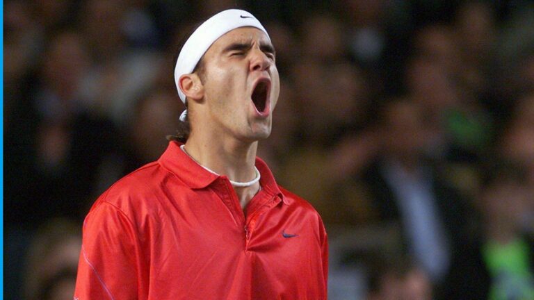 Roger Federer surprend deux champions du Grand Chelem et remporte son premier titre ATP en 2001