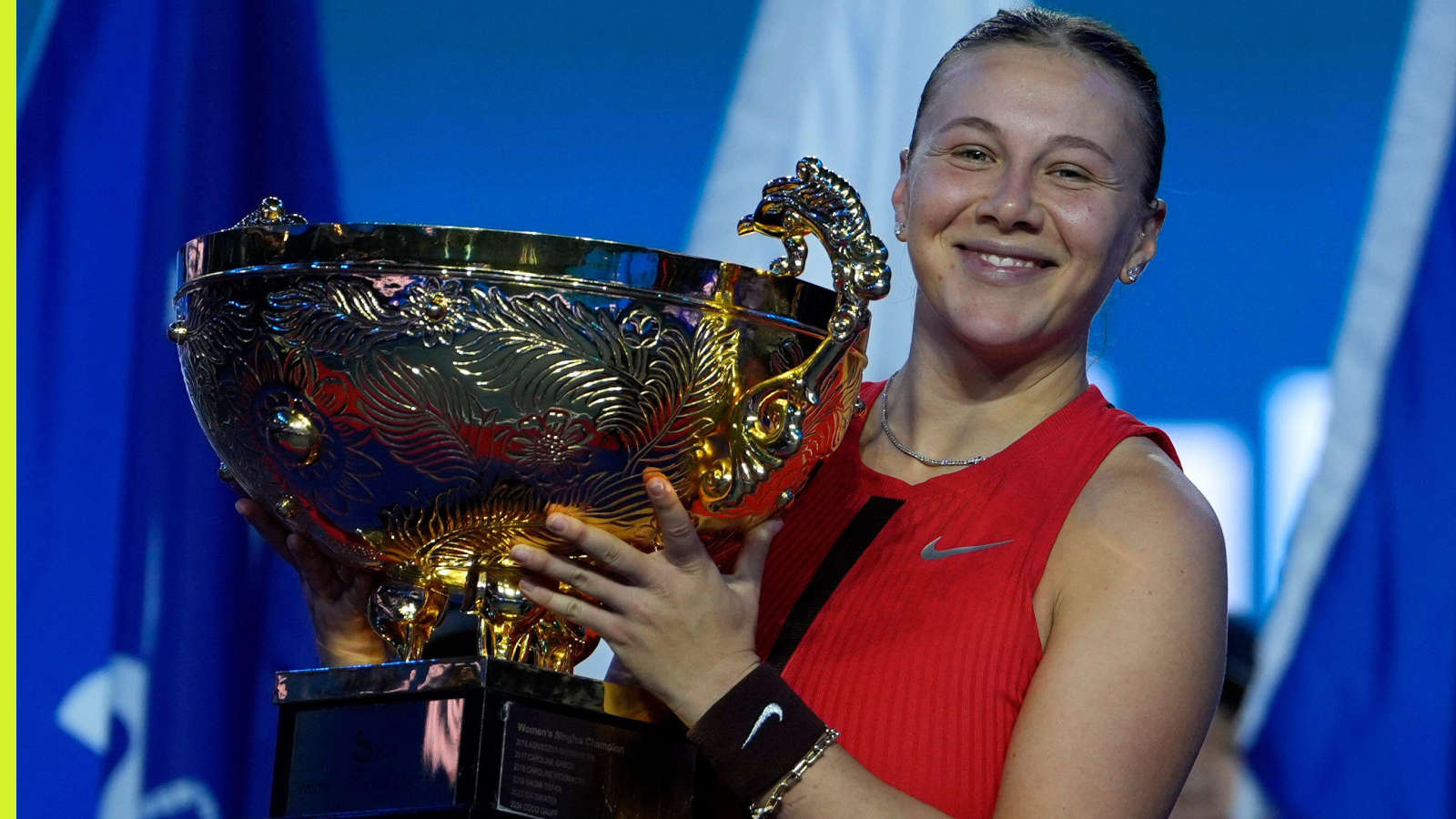 Pictured: Amanda Anisimova with the China Open trophy