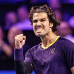 Carlos Alcaraz réagit à la foule viennoise après sa victoire sur Karen Khachanov