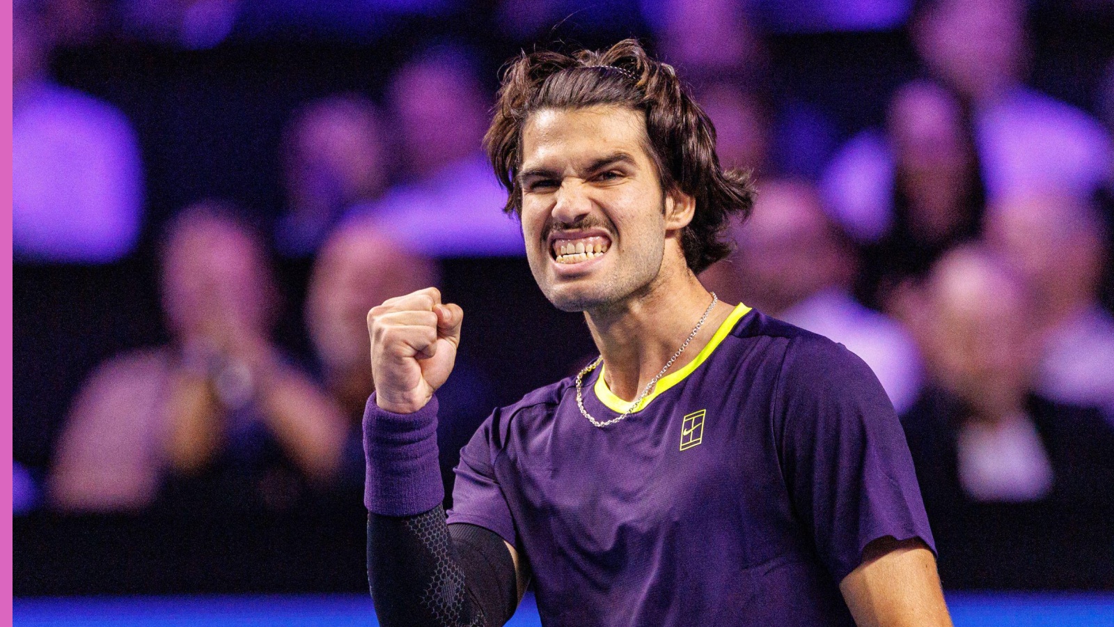 Carlos Alcaraz réagit à la foule viennoise après sa victoire sur Karen Khachanov