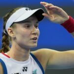 Elena Rybakina commet-elle une erreur en choisissant de jouer un autre tournoi avant les WTA Finals ?