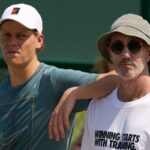 L’entraîneur de Jannik Sinner en suspens après une blessure au genou : comparaison avec Roger Federer et questions sur une chirurgie