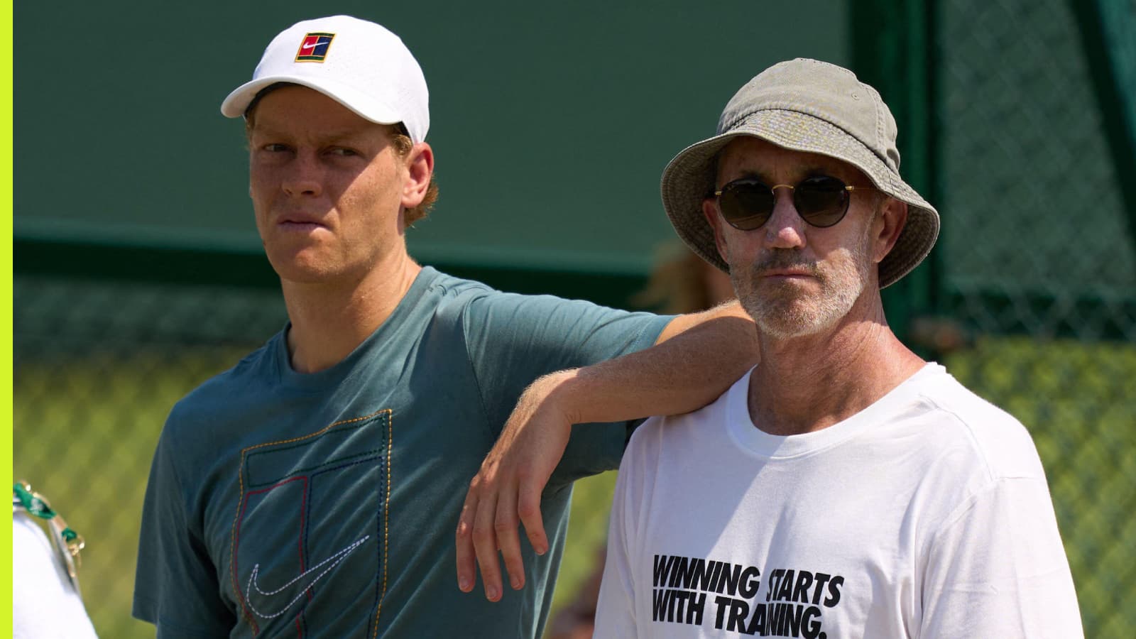 L’entraîneur de Jannik Sinner en suspens après une blessure au genou : comparaison avec Roger Federer et questions sur une chirurgie